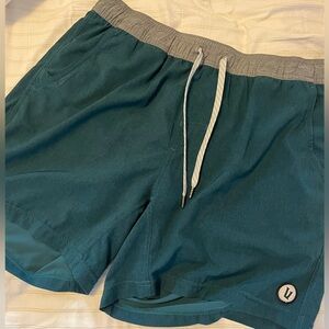 Men’s Vuori Kore Short 7” Inseam with liner - Size L